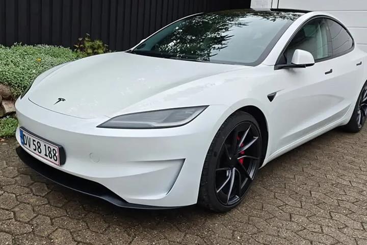 Hvid Tesla Model 3 fra 2024