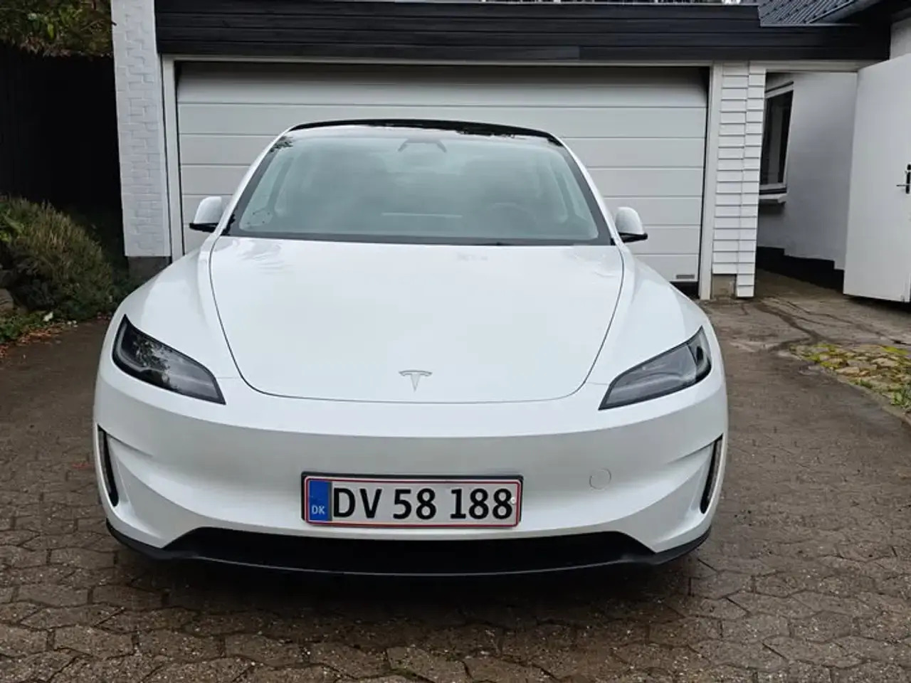 Hvid Tesla Model 3 fra 2024