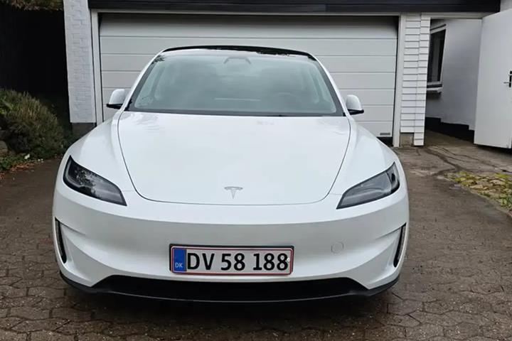 Hvid Tesla Model 3 fra 2024