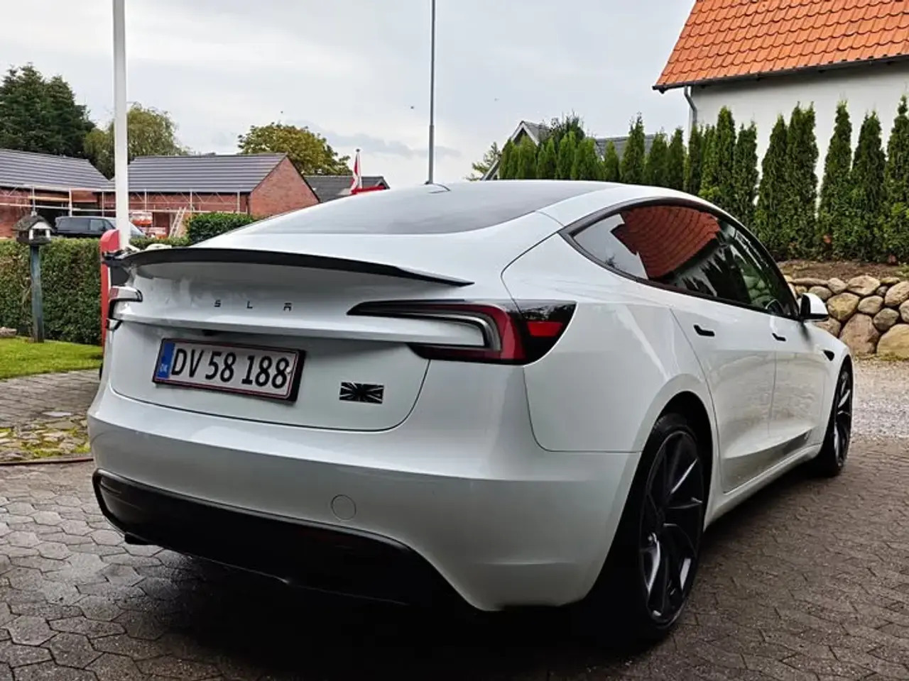 Hvid Tesla Model 3 fra 2024