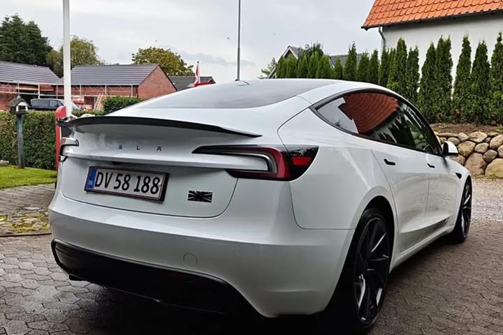 Hvid Tesla Model 3 fra 2024
