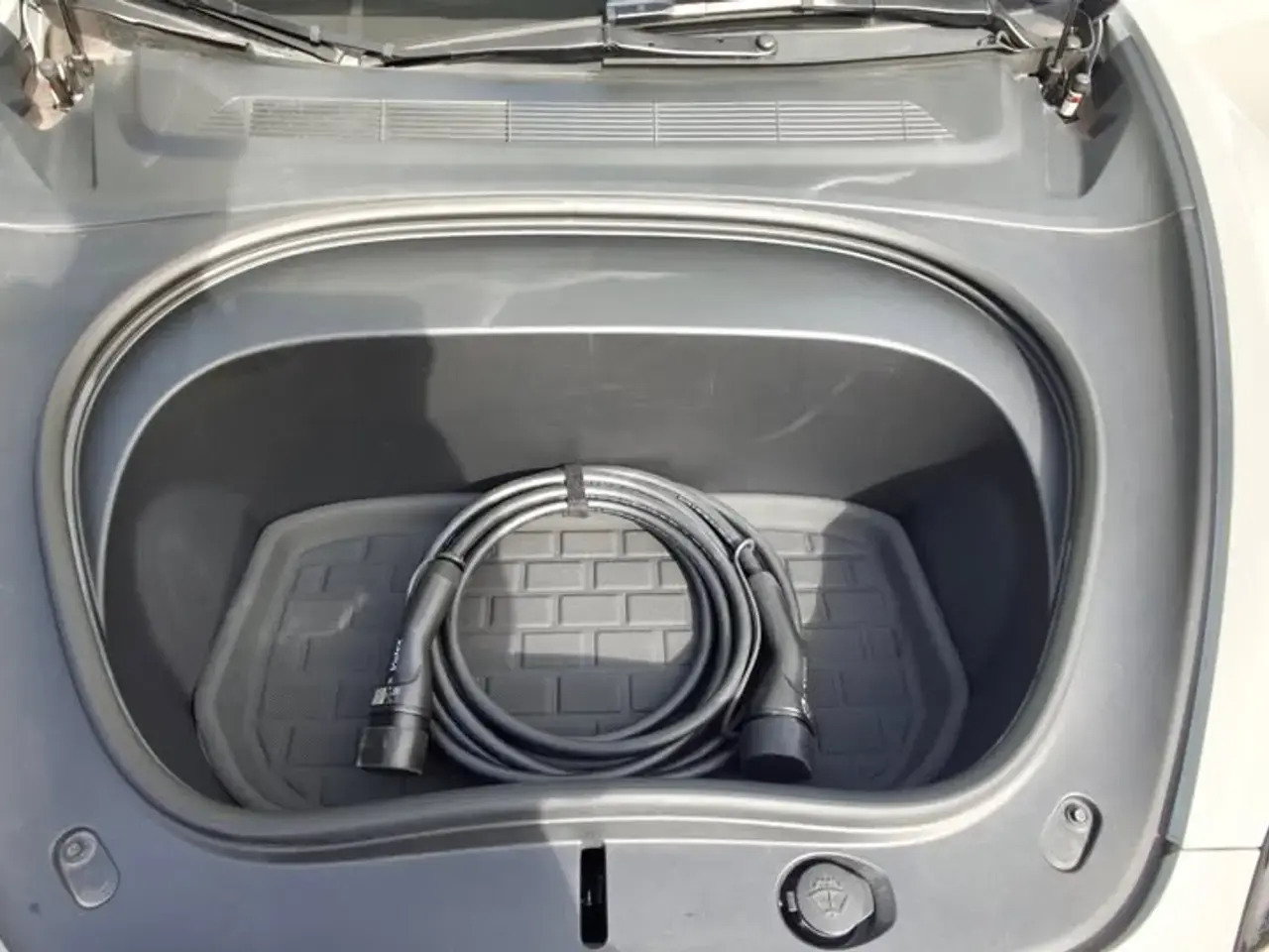 Hvid Tesla Model 3 fra 2024