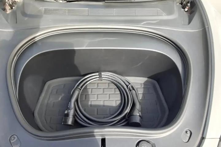 Hvid Tesla Model 3 fra 2024