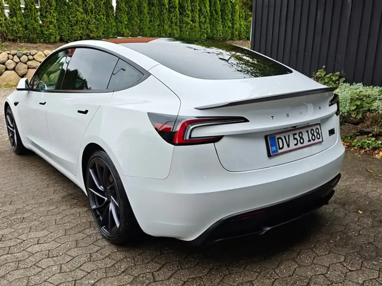 Hvid Tesla Model 3 fra 2024