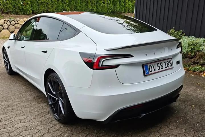 Hvid Tesla Model 3 fra 2024
