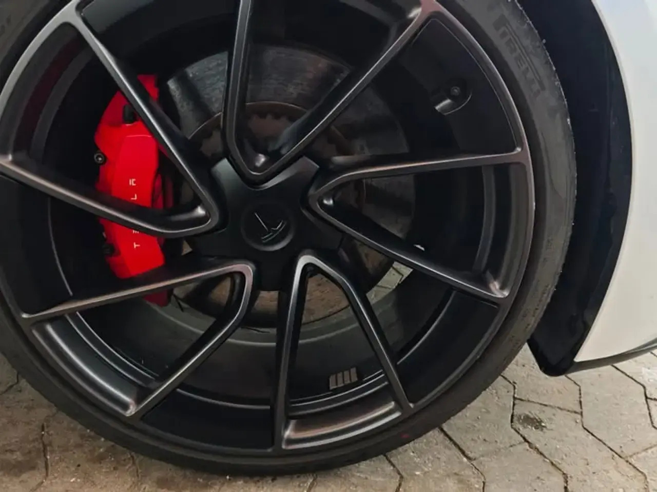 Hvid Tesla Model 3 fra 2024