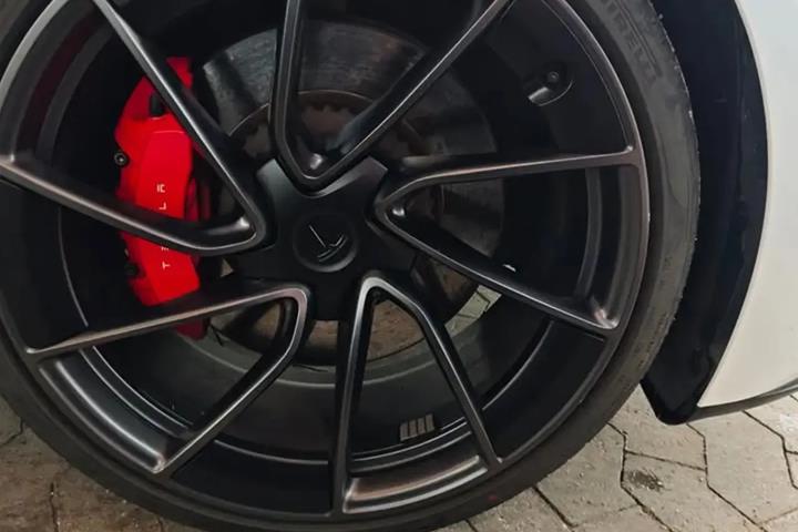 Hvid Tesla Model 3 fra 2024