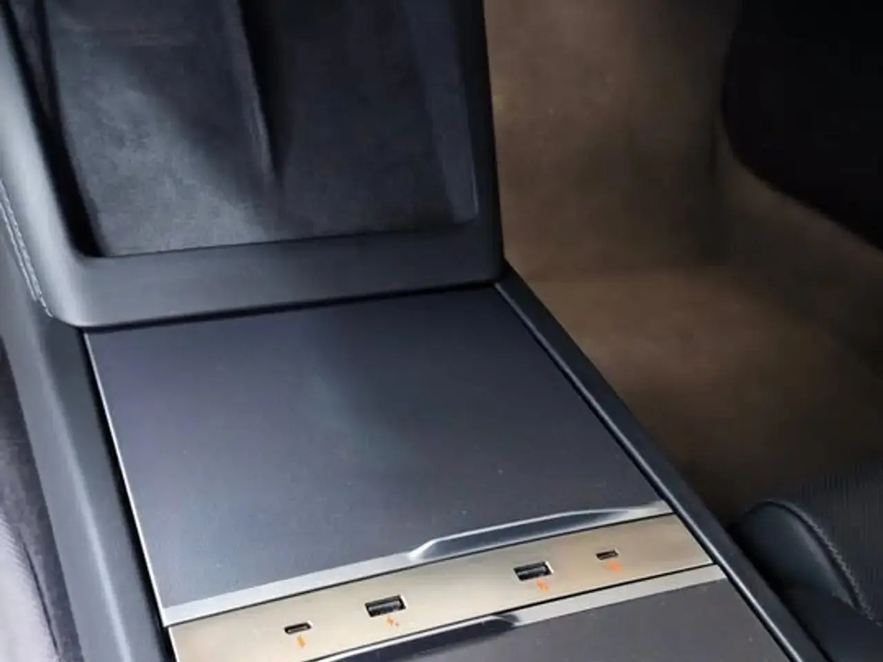 Hvid Tesla Model 3 fra 2024