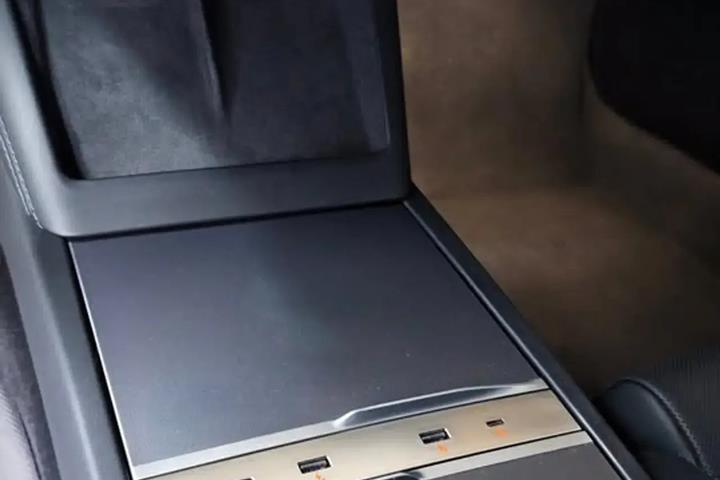 Hvid Tesla Model 3 fra 2024