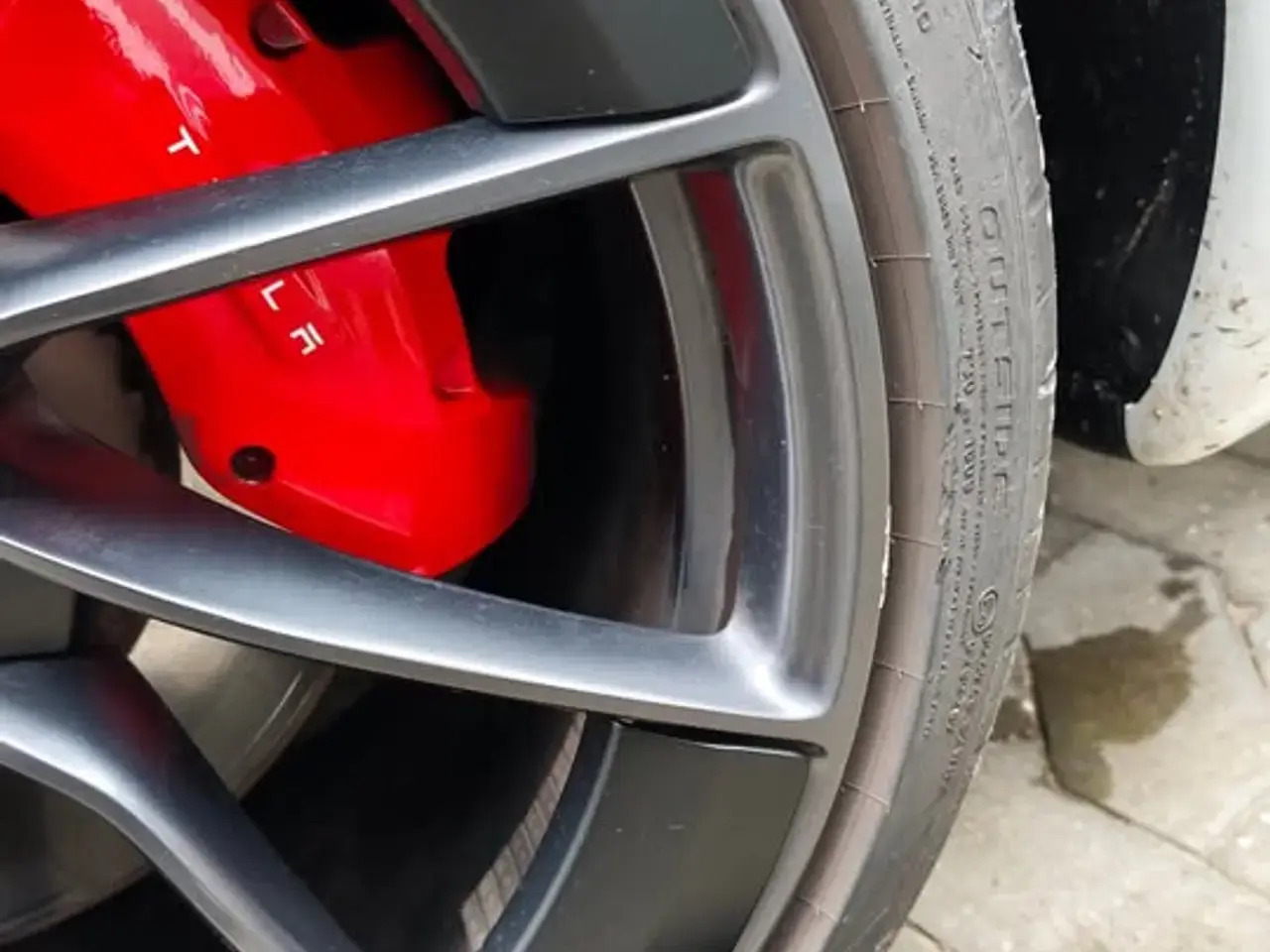 Hvid Tesla Model 3 fra 2024