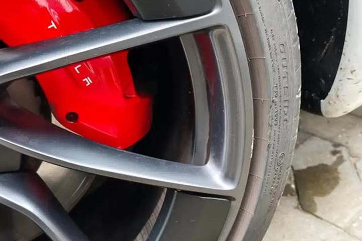 Hvid Tesla Model 3 fra 2024