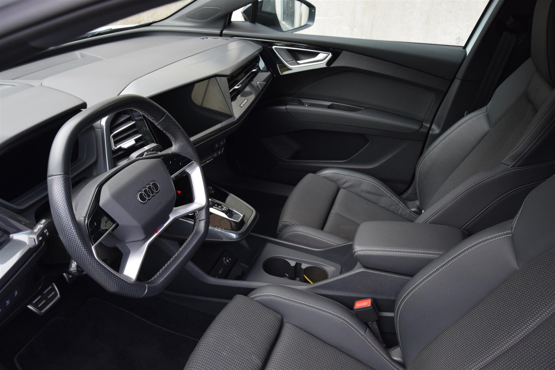 Hvid Audi Q4 fra 2024