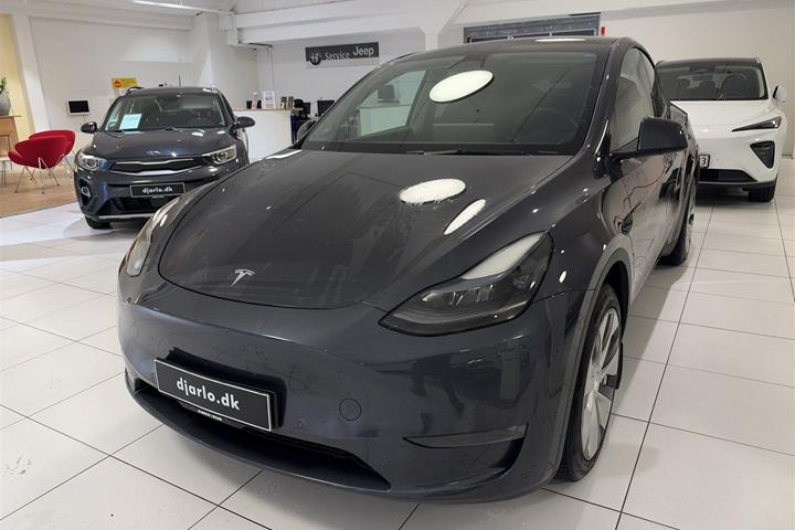 Grå Tesla Model Y fra 2022