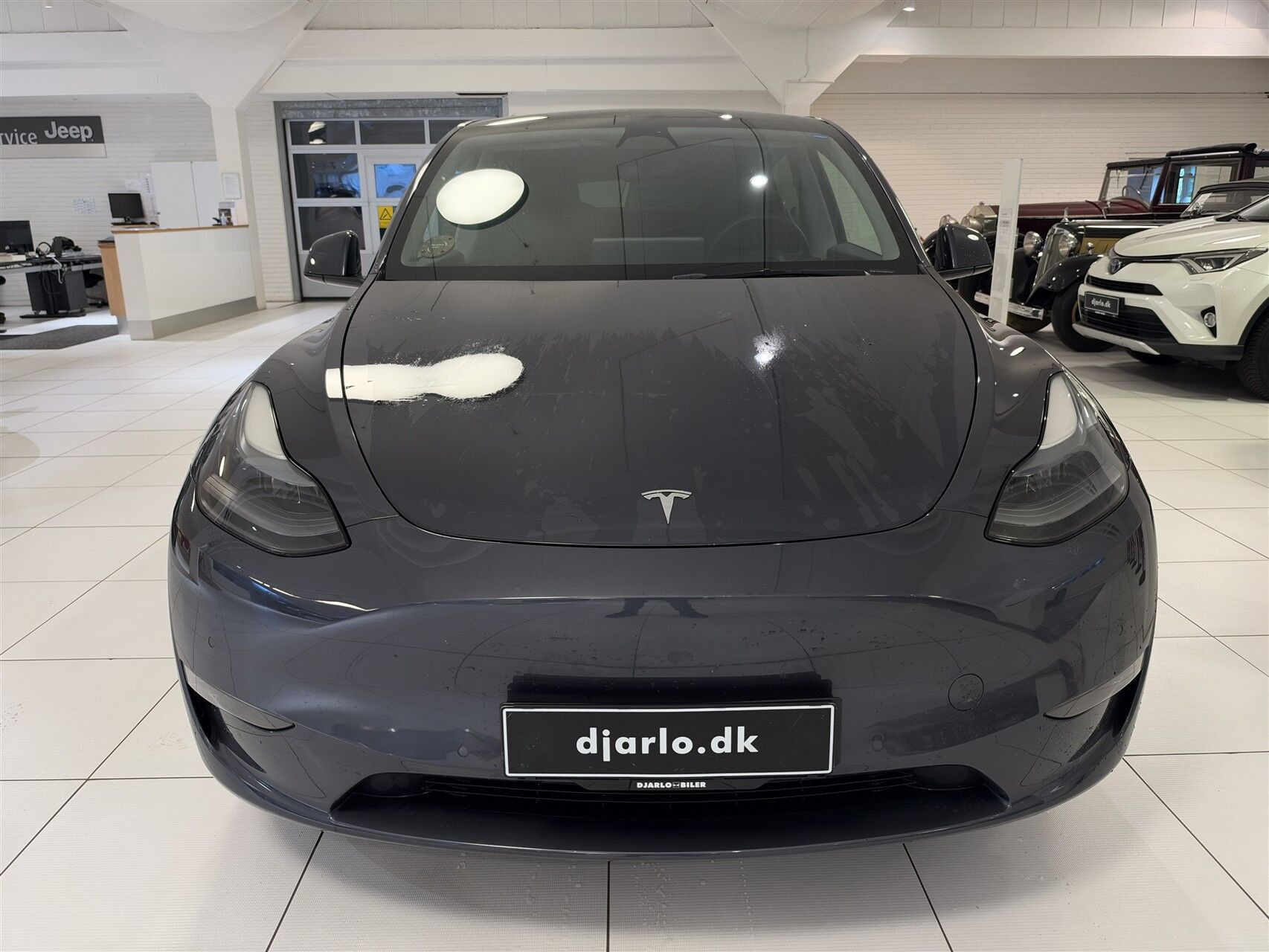 Grå Tesla Model Y fra 2022