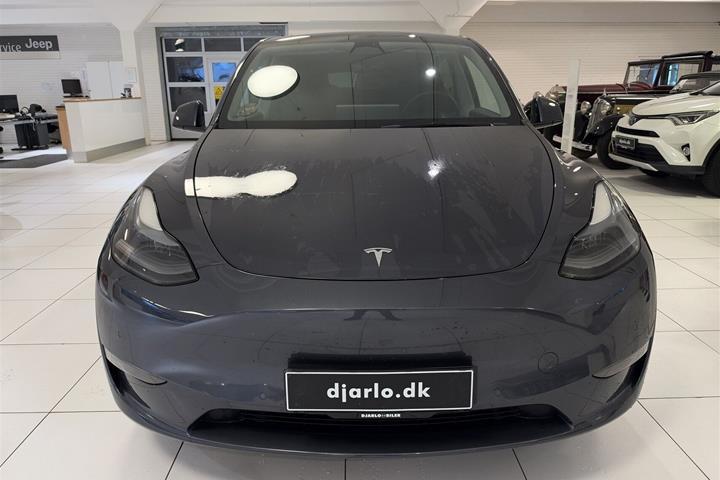Grå Tesla Model Y fra 2022