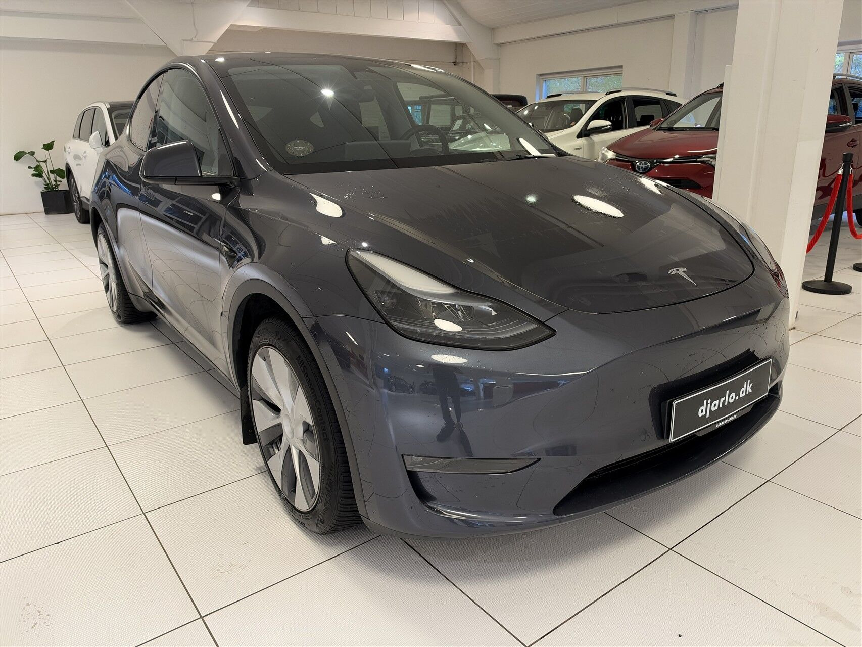 Grå Tesla Model Y fra 2022