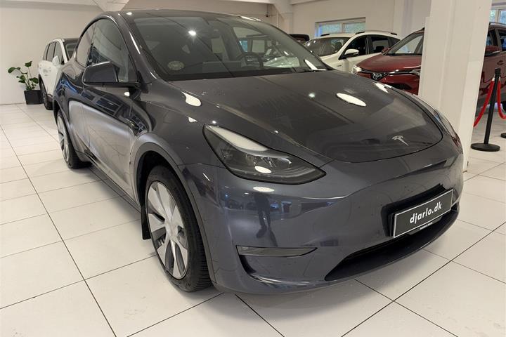 Grå Tesla Model Y fra 2022