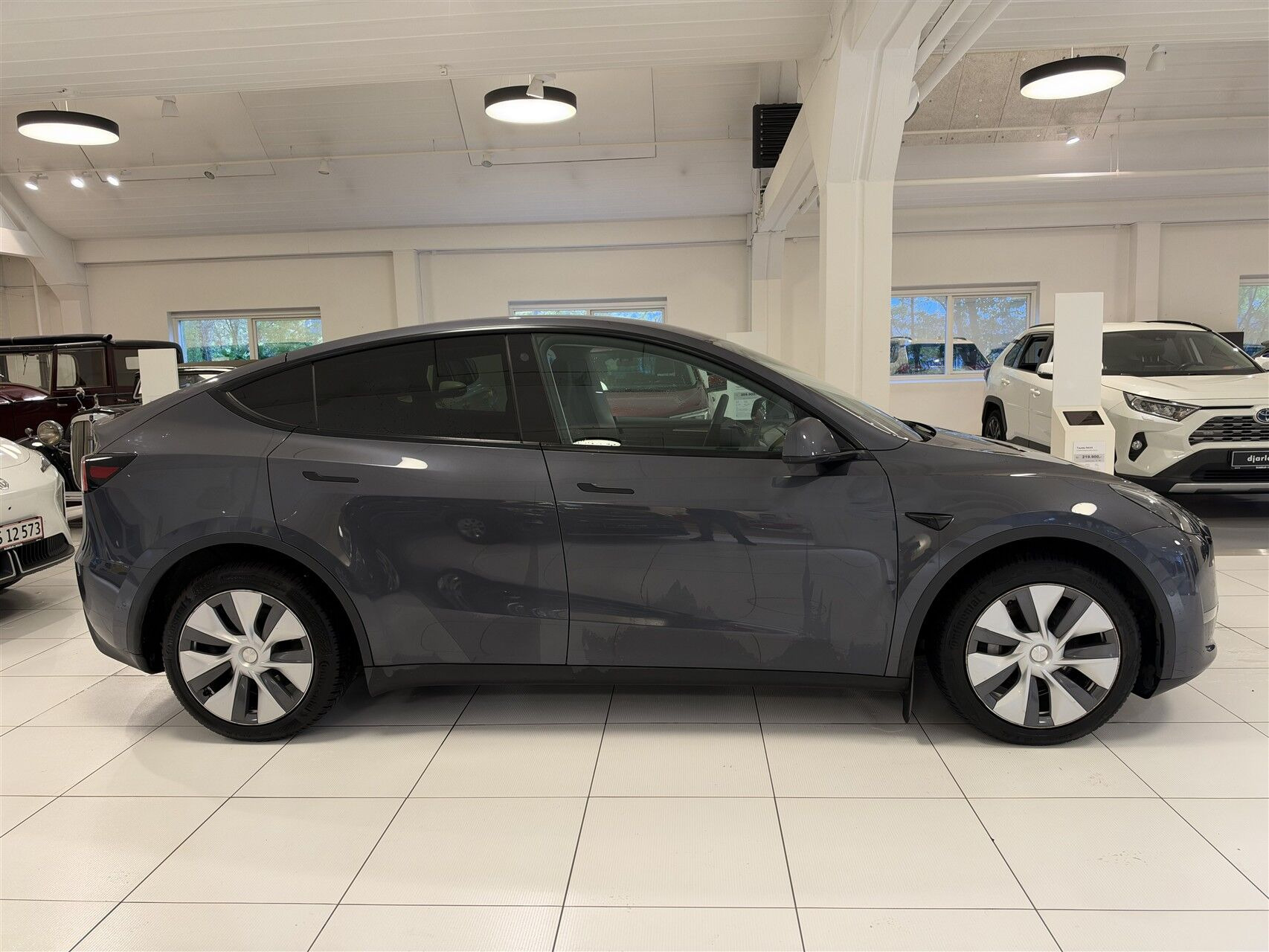 Grå Tesla Model Y fra 2022