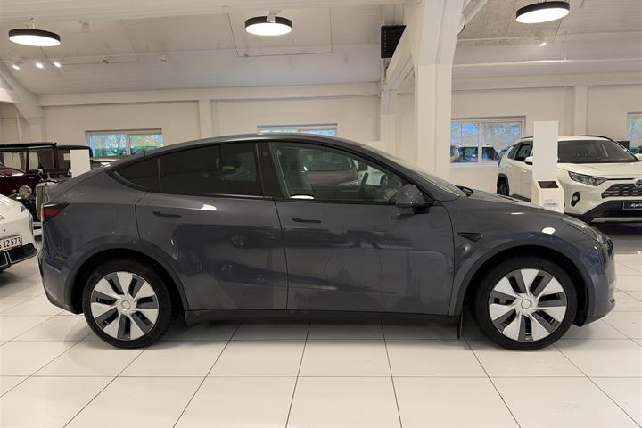 Grå Tesla Model Y fra 2022