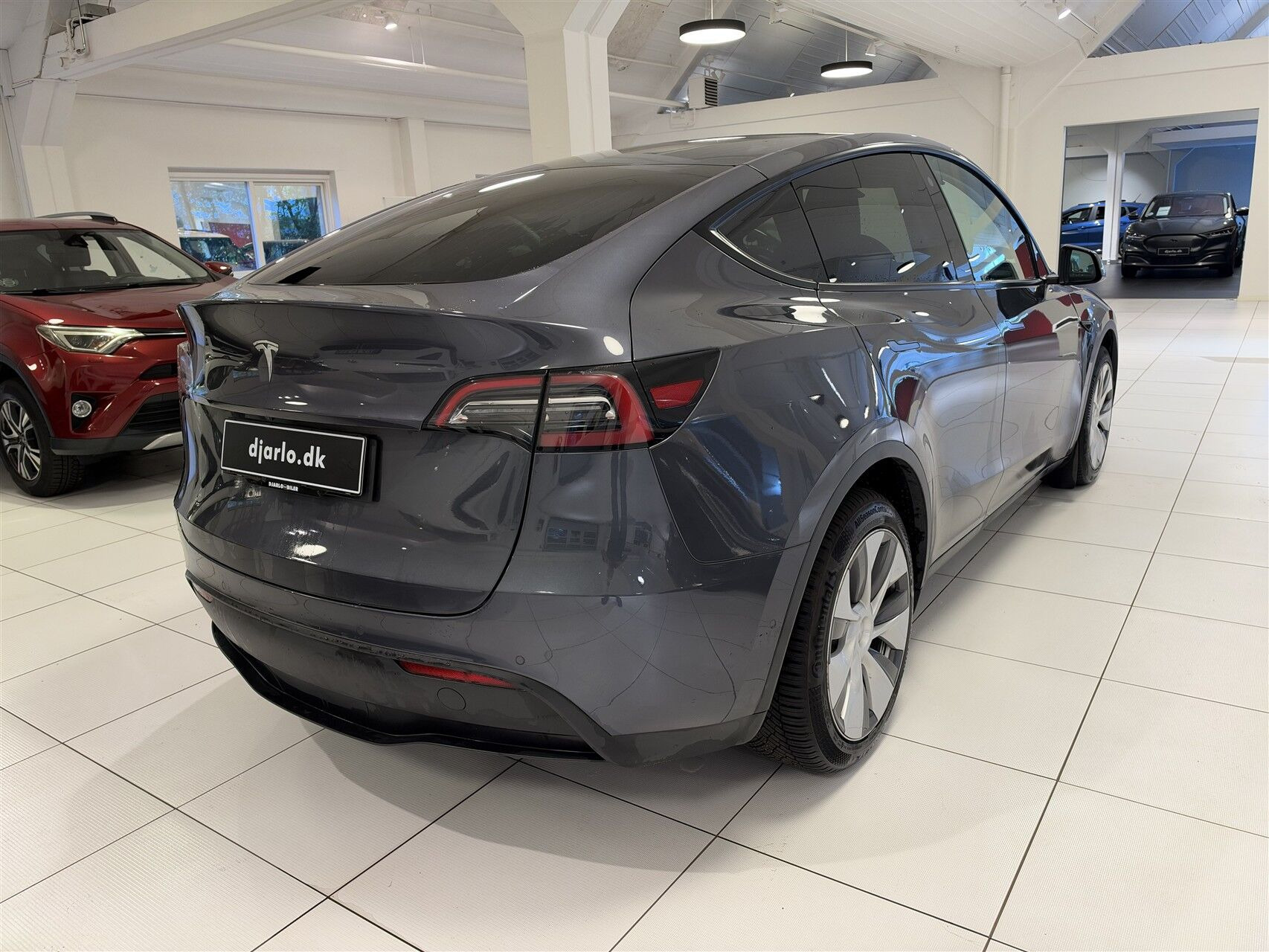 Grå Tesla Model Y fra 2022