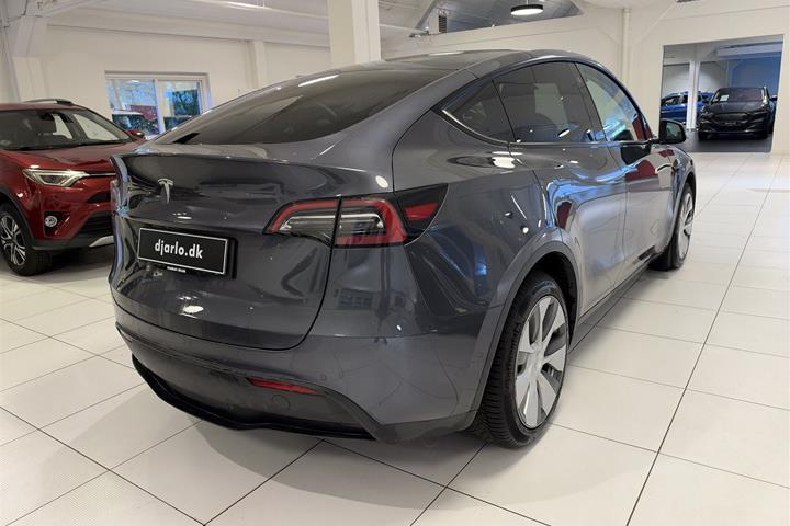 Grå Tesla Model Y fra 2022