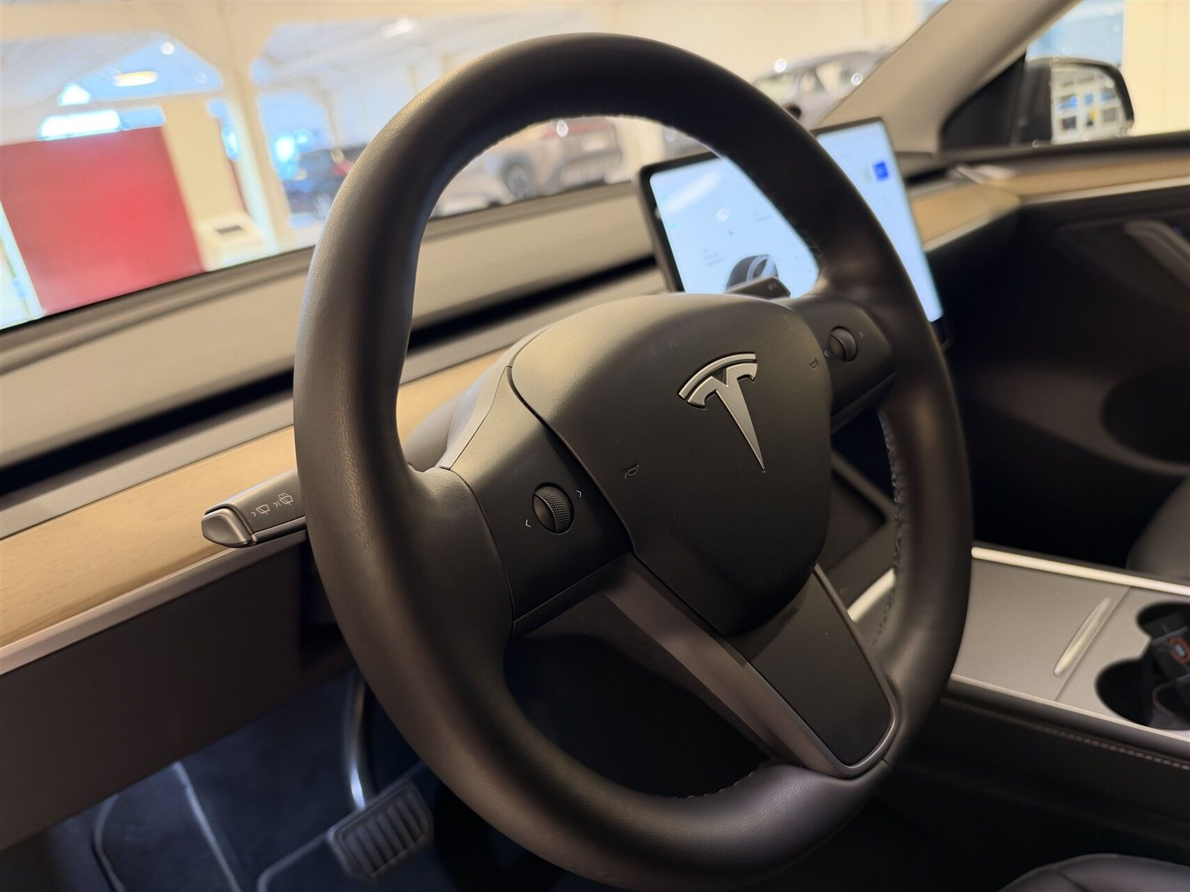 Grå Tesla Model Y fra 2022