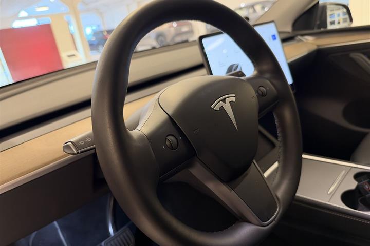 Grå Tesla Model Y fra 2022