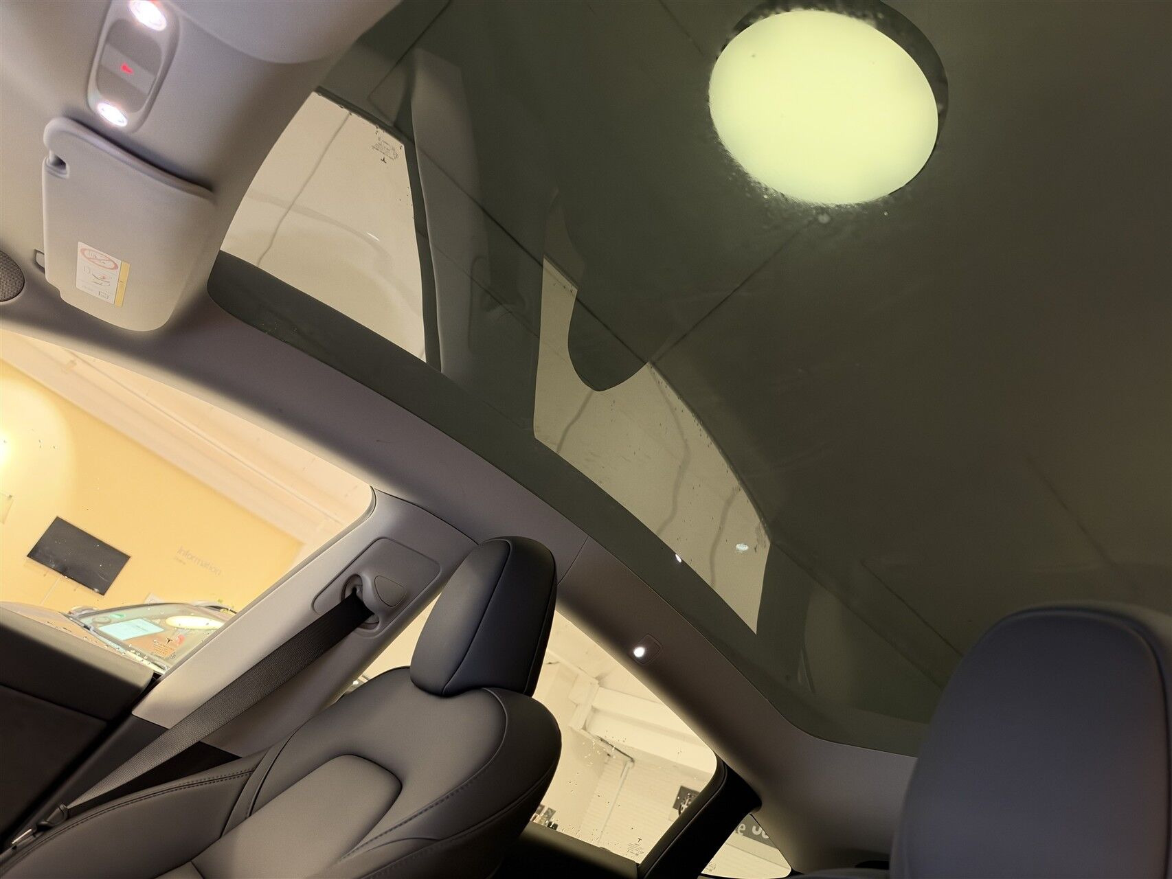 Grå Tesla Model Y fra 2022
