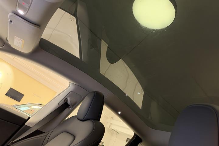 Grå Tesla Model Y fra 2022