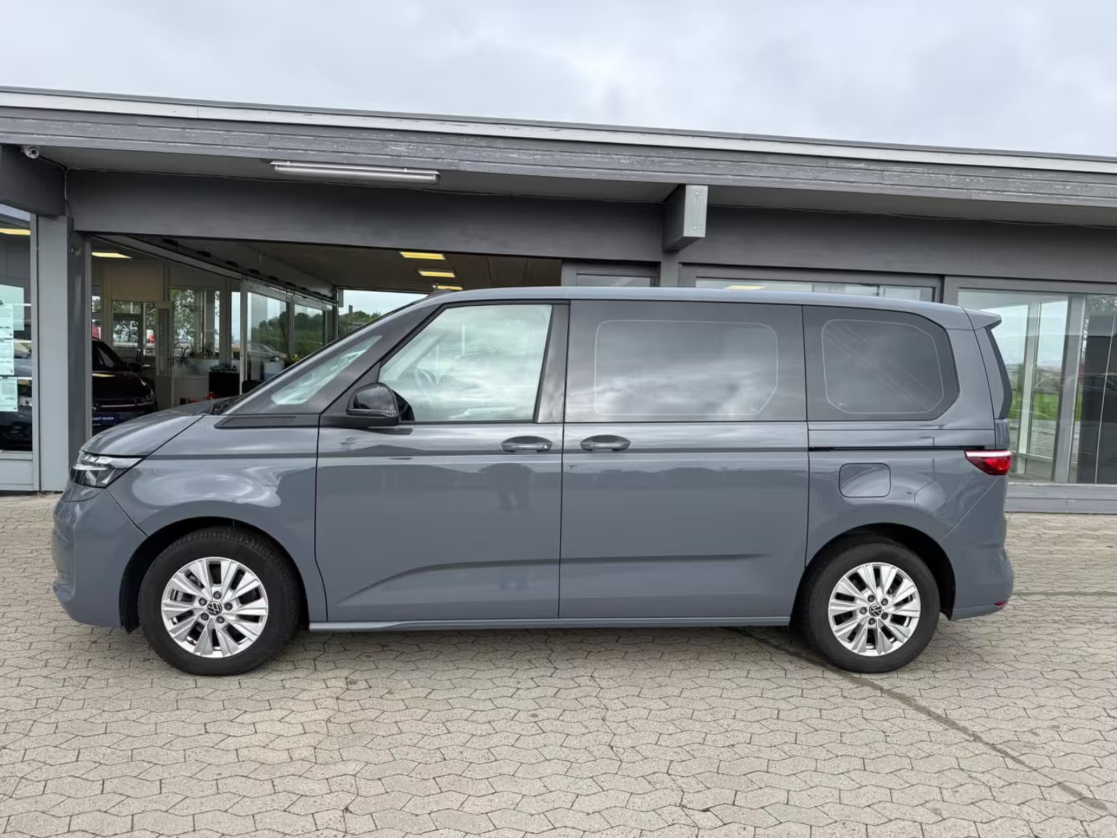 Grå VW Multivan fra 2023