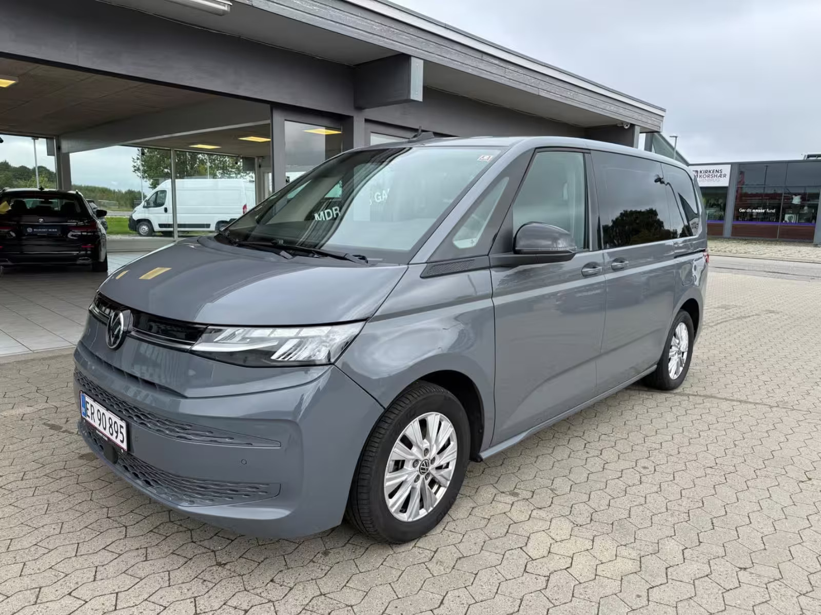 Grå VW Multivan fra 2023