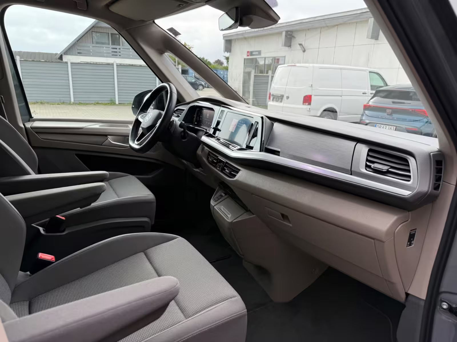 Grå VW Multivan fra 2023