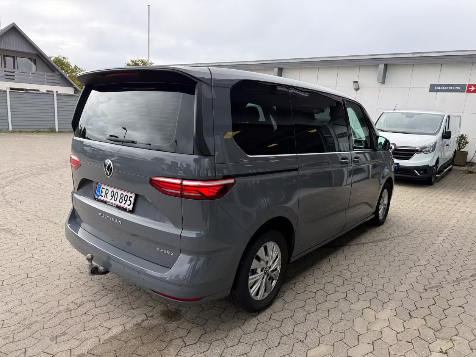 Grå VW Multivan fra 2023