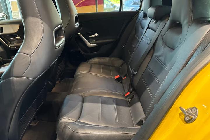 Gul Mercedes A-Klasse fra 2019