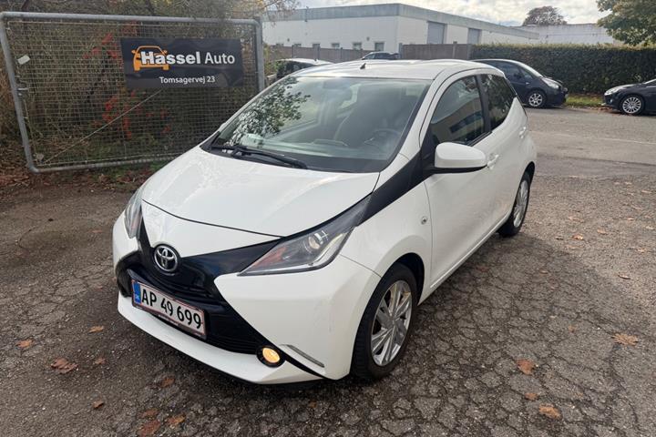 Grøn Toyota Aygo fra 2014 set udefra