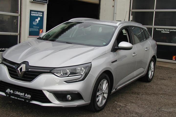 Sølv Renault Megane IV fra 2017 set udefra