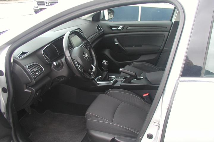 Sølv Renault Megane IV fra 2017