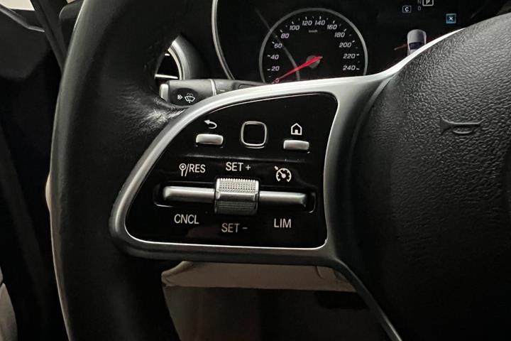 Blå Mercedes C300 fra 2018