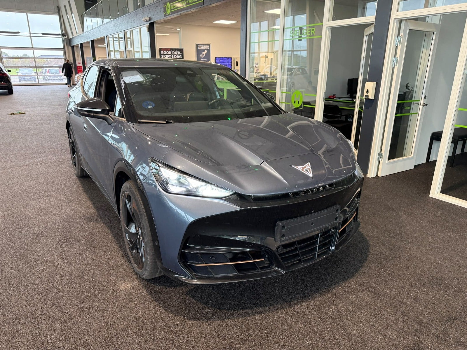 Blå Cupra Tavascan fra 2025