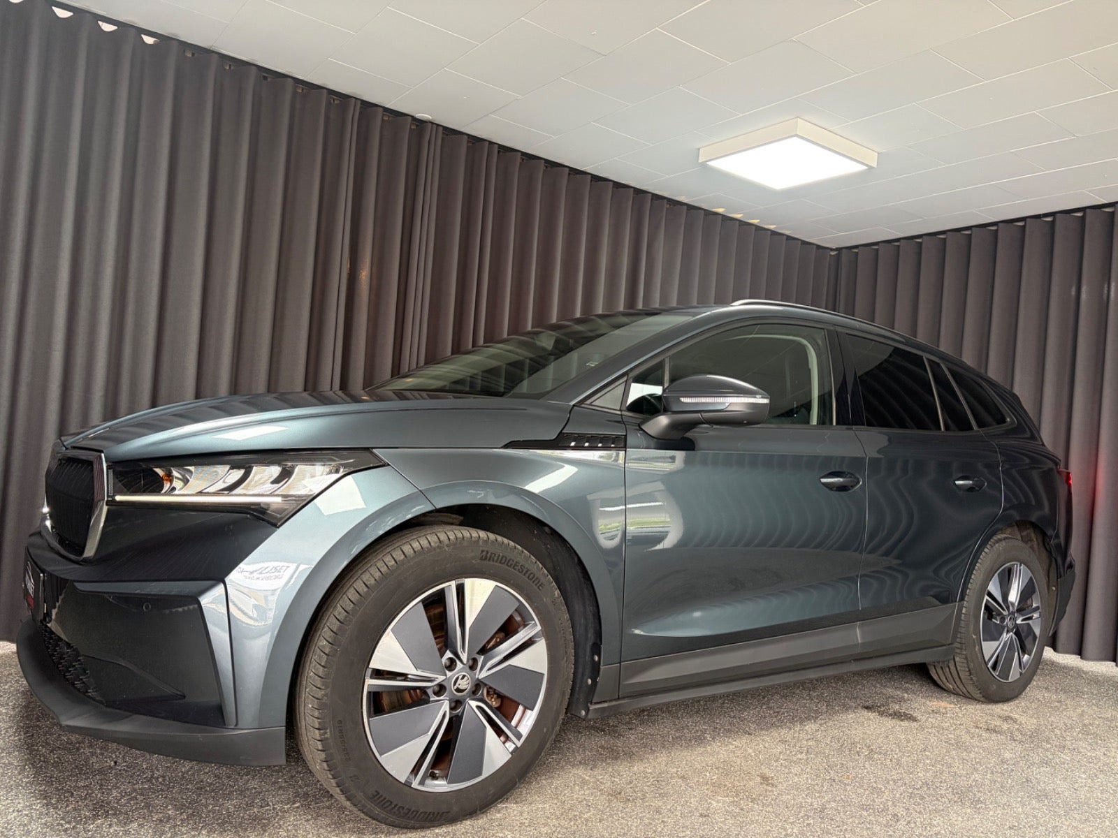 Grå Skoda Enyaq fra 2022
