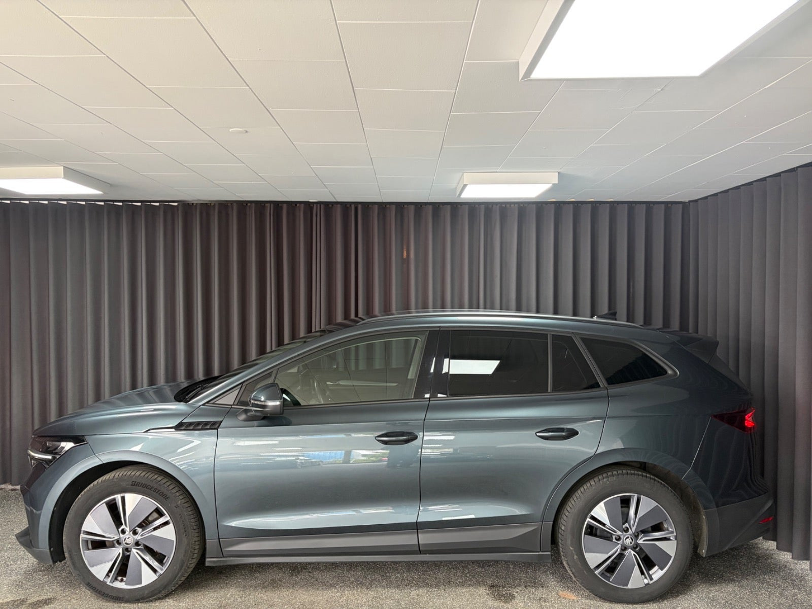 Grå Skoda Enyaq fra 2022