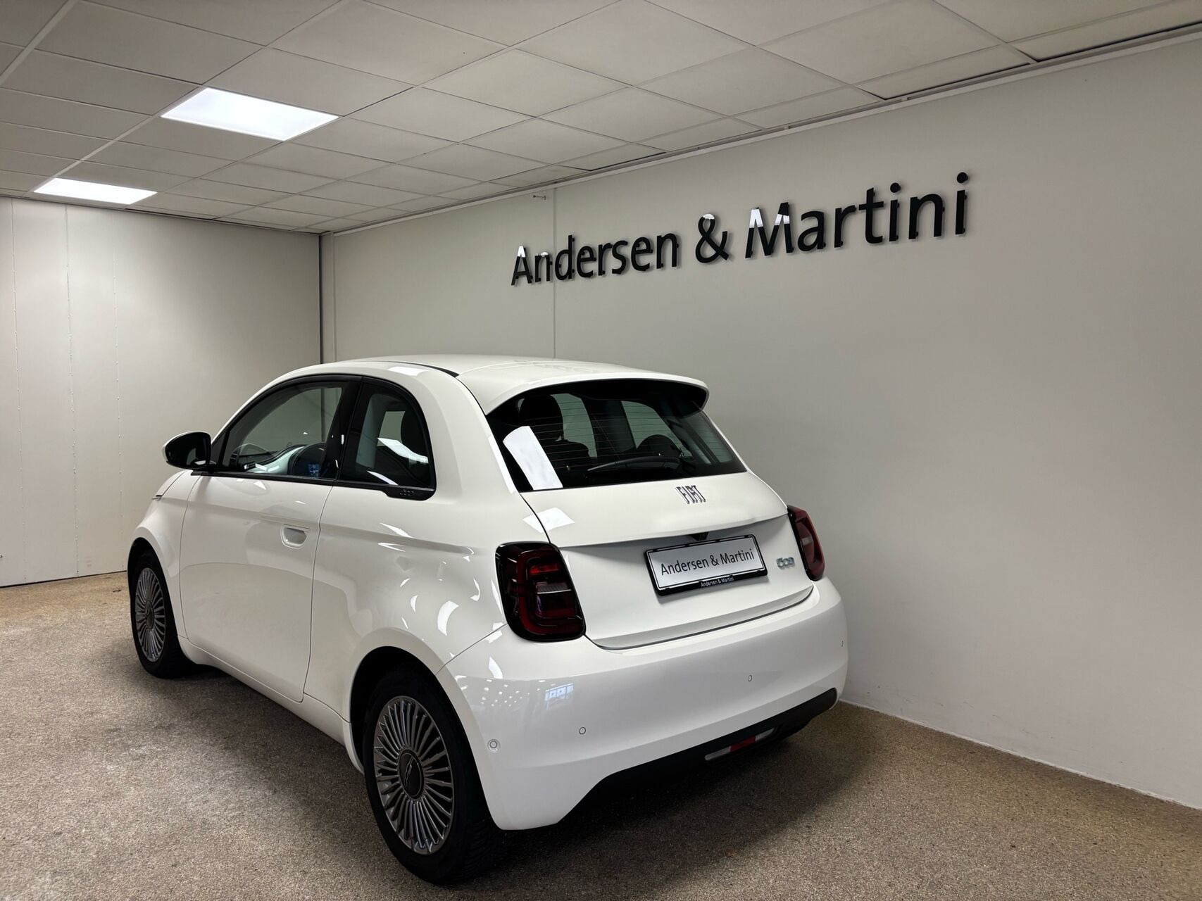 Hvid Fiat 500e fra 2023