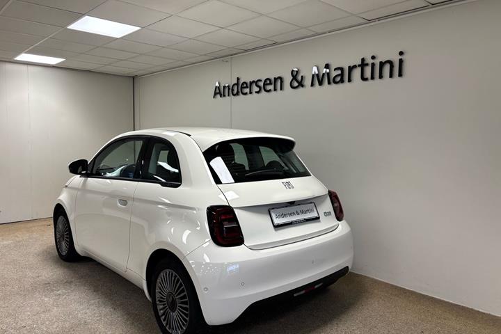 Hvid Fiat 500e fra 2023
