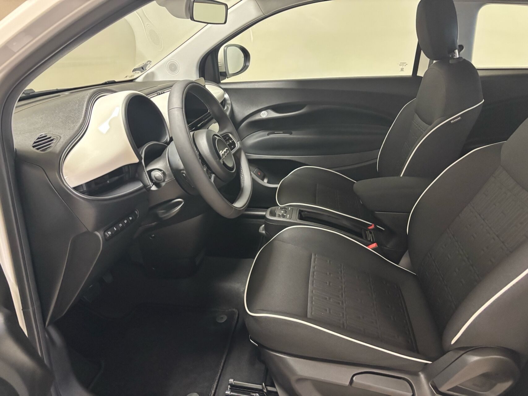 Hvid Fiat 500e fra 2023
