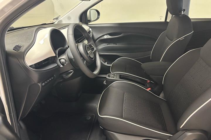 Hvid Fiat 500e fra 2023