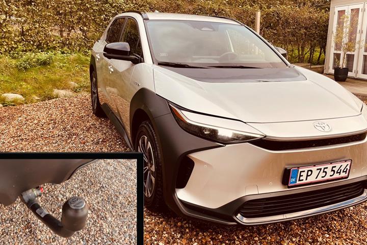 Sølv Toyota BZ4X fra 2023