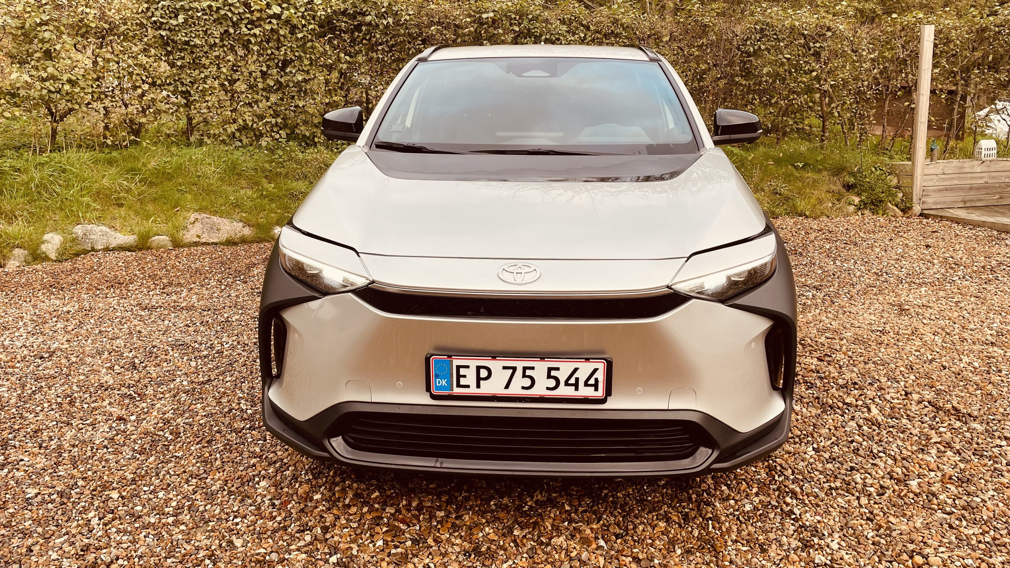Sølv Toyota BZ4X fra 2023