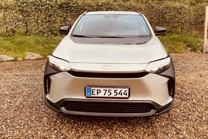 Sølv Toyota BZ4X fra 2023