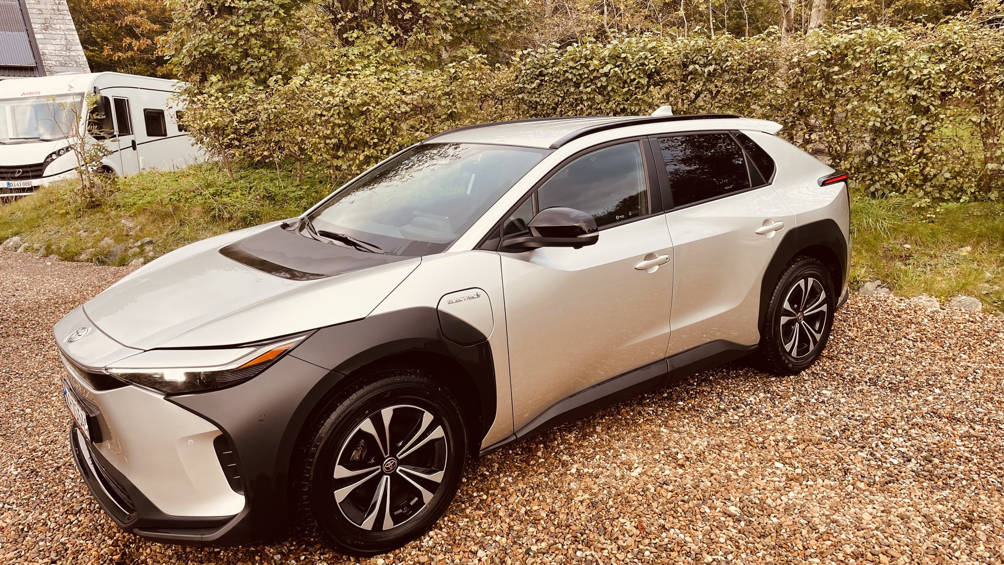Sølv Toyota BZ4X fra 2023