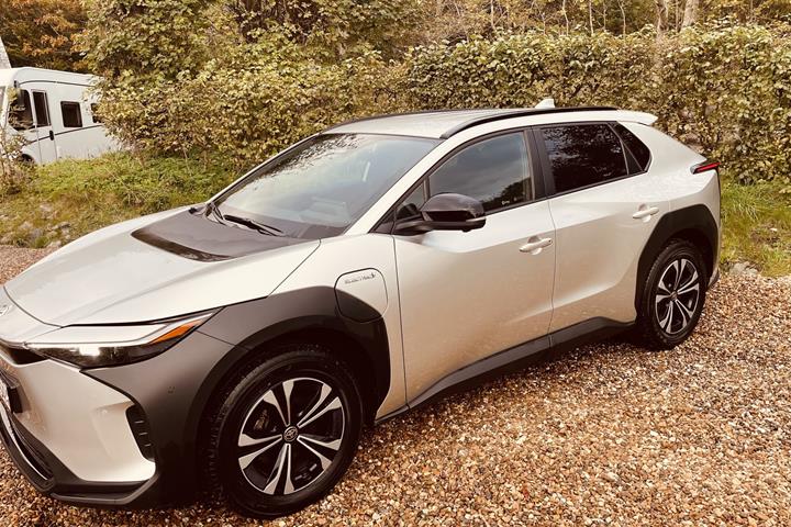 Sølv Toyota BZ4X fra 2023